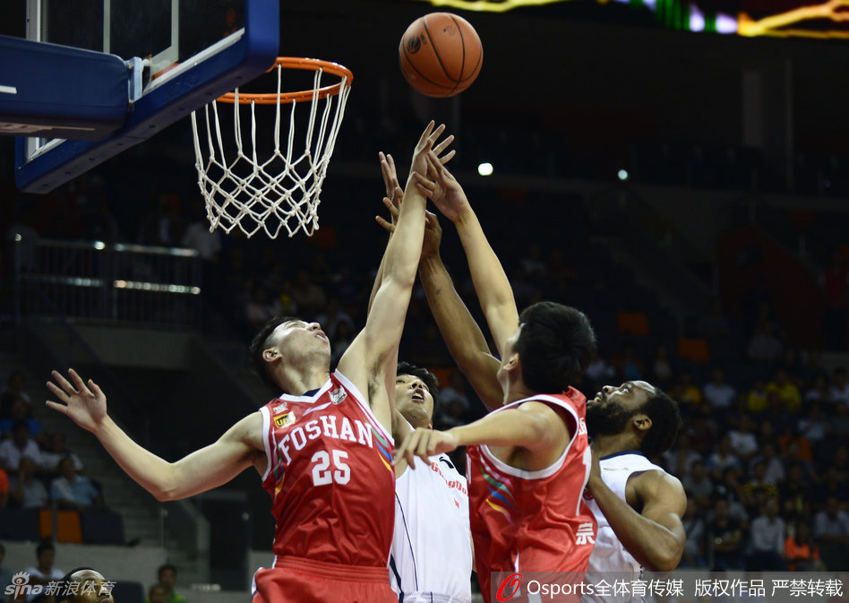 王仕鹏在三分线外果断出手，跳投姿势标准，篮球在空中飞向篮筐。