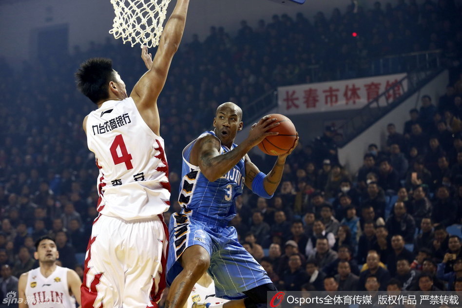 威廉姆斯犹如一架低空飞行的轰炸机，双手抱球奋力砸向篮筐，他的肌肉线条在发力时清晰可见，对手只能无奈地仰视这记势大力沉的终结。