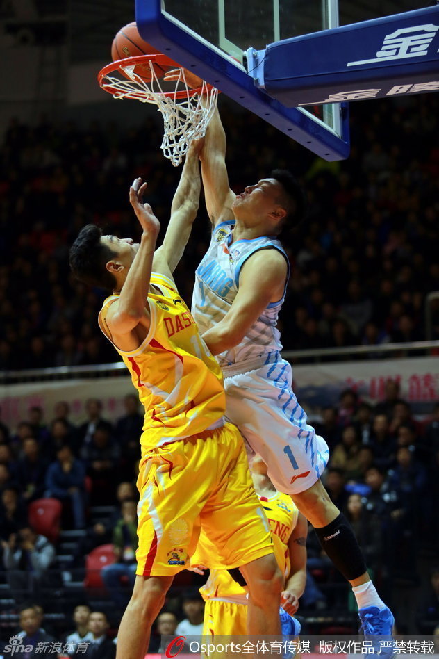 古德洛克在人缝中闪转腾挪，如利刃般撕裂防线，这一刻他就是红山体育馆的节奏大师。