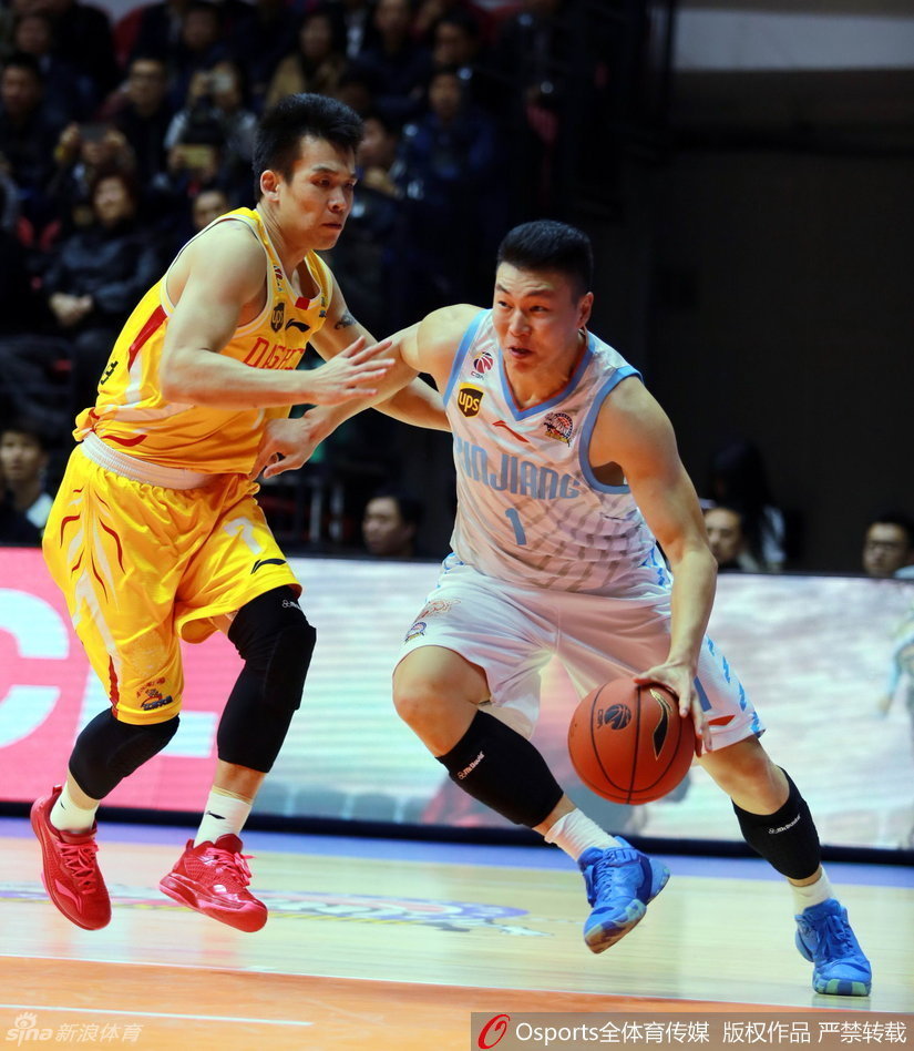 布莱切低位背身强吃对手，柔和的转身勾手让防守者徒呼奈何，这简直是内线进攻的教科书。