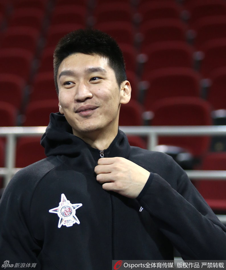 北京首钢核心孙悦在训练场边神情放松，嘴角含笑，仿佛与队友聊到了什么趣事，举手投足间尽显见惯大场面的从容与自信。