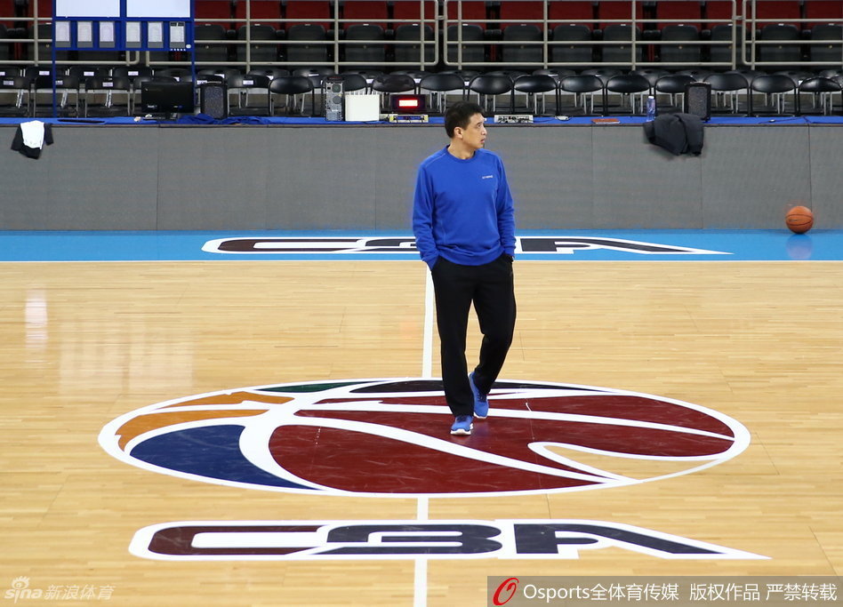 深圳马可波罗内线支柱孙桐林在篮下卡位要球，他身后的张凯和高位的顾全伺机而动，三人组成的本土内线群曾是CBA一道独特的风景线。