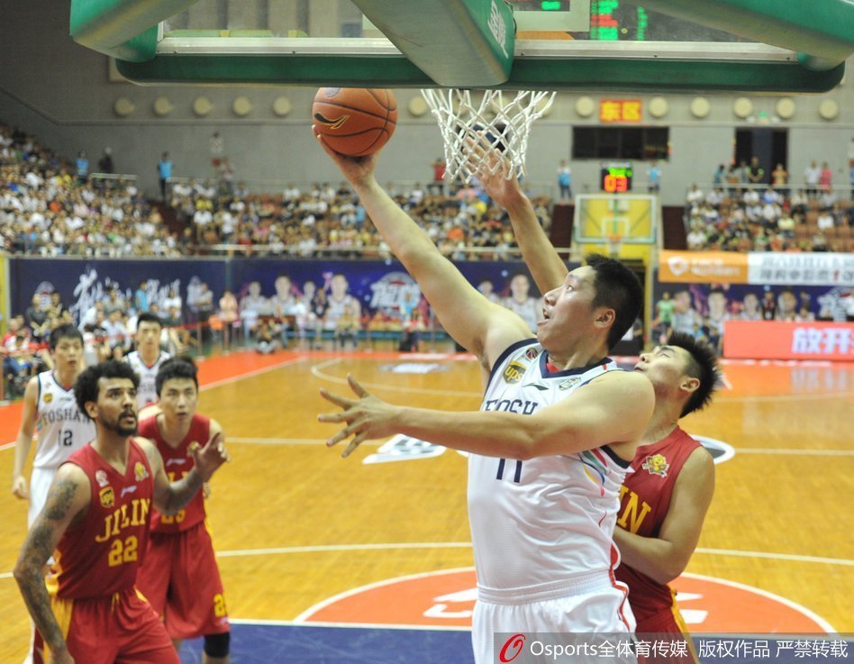 哈里斯持球如旋风般席卷全场,大步流星直插对手腹地,身旁的防守者只能望其项背,徒留一道残影