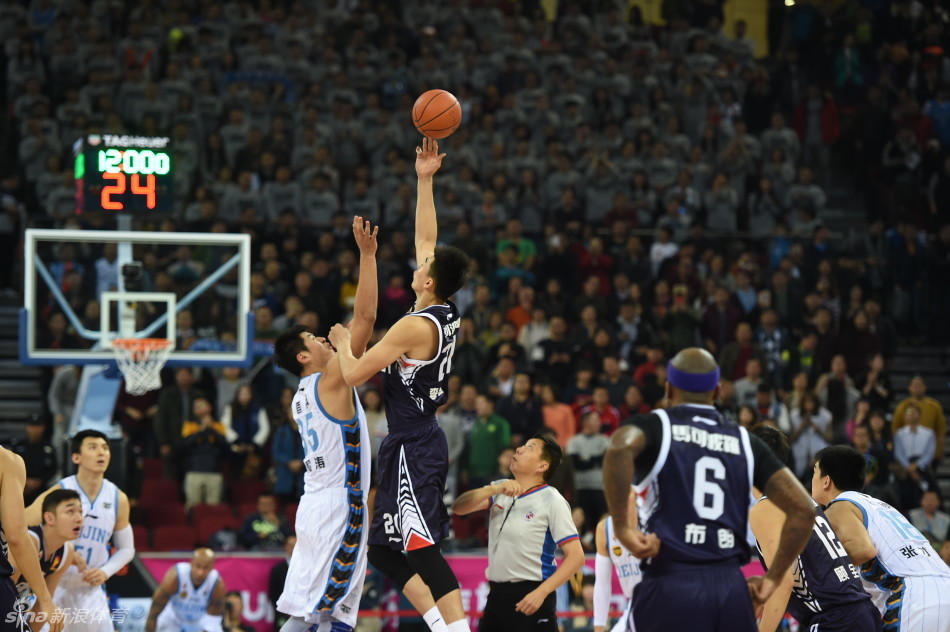 面对北京队的疯狂反扑，深圳队主帅在场边情绪激动地摊开双手，不停对着技术台大声理论，即便领到技术犯规也无法平息他心中的怒火。