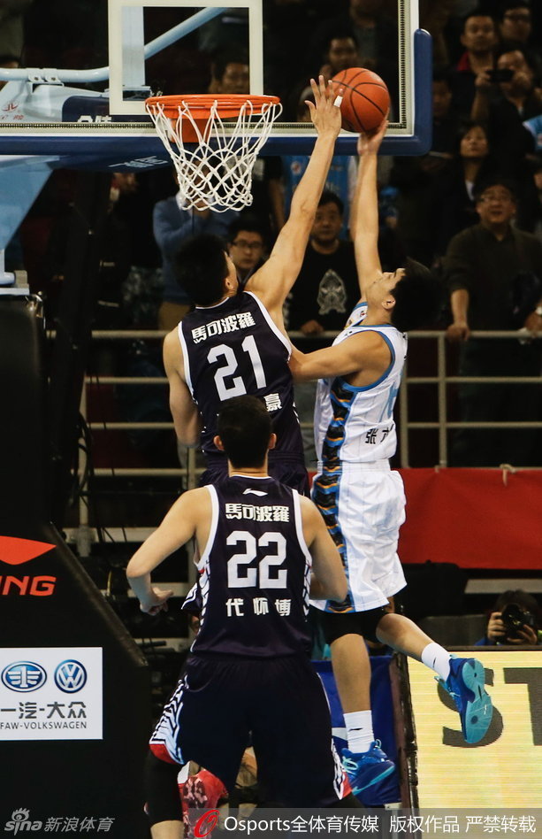 李慕豪长臂舒展，如同一座移动的高塔，将北京队张才仁的上篮意图完全笼罩在阴影之下，扇出了禁区