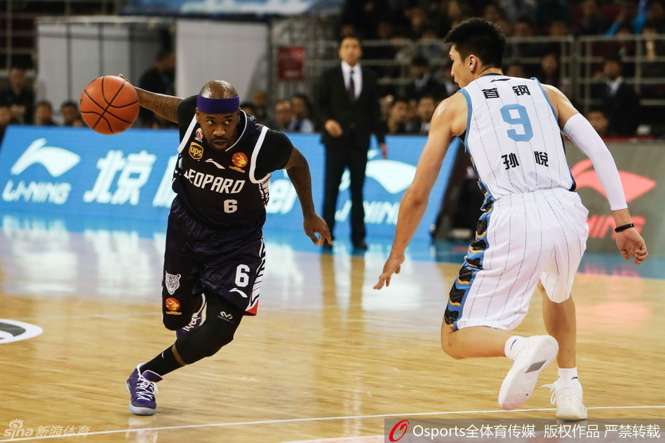 吉喆在人群中奋力跃起，用并不占优的身体卡住位置，将篮板球稳稳收入囊中，眼神中满是捍卫禁区的坚毅