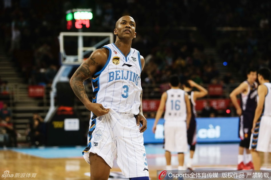 孙桐林在高位持球，视野开阔，他冷静地观察着队友的跑位，准备用传球撕开北京队的防线