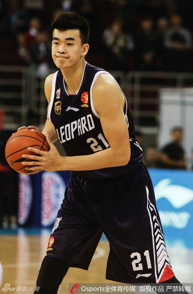 朱彦西在三分线外从容出手，皮球划过一道完美的弧线，空心入网，这是他作为空间型内线最致命的杀手锏