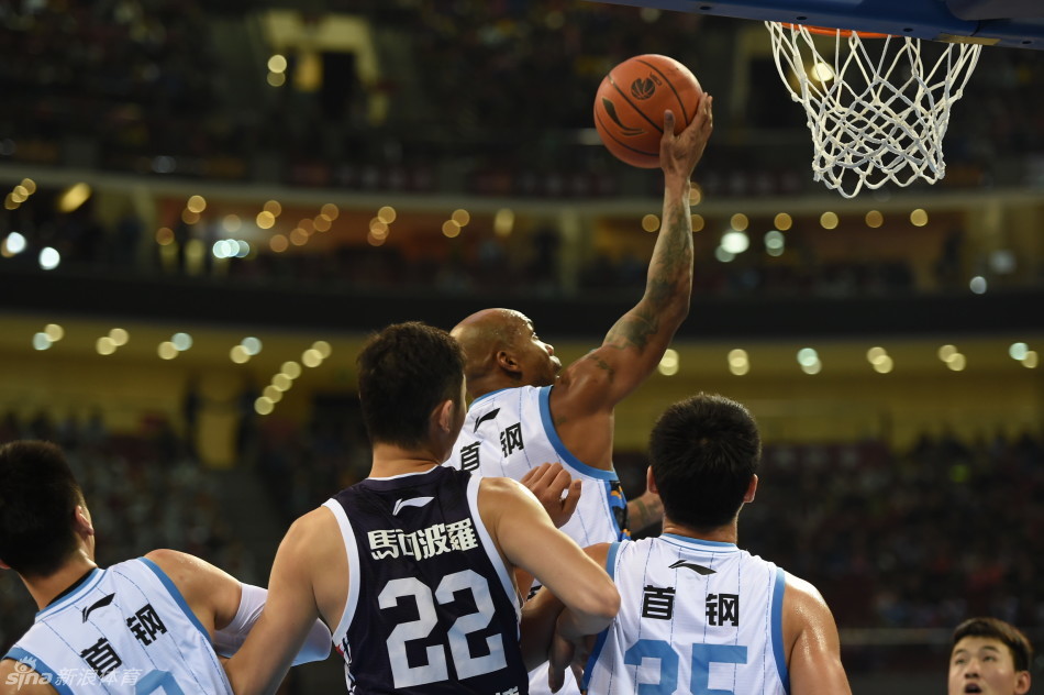 在球队陷入得分荒时，翟晓川如同从天而降的奇兵，他在篮下用强壮的身体扛开防守，强硬地将球放入篮筐，为球队续上了宝贵的火力。