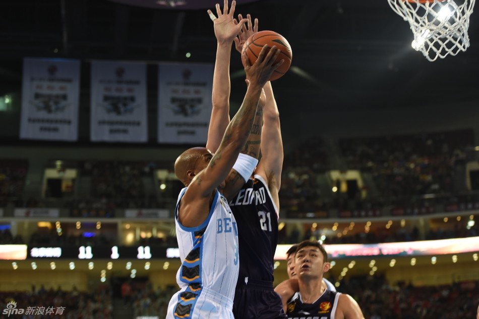 比赛结束后，刚才还在场上杀得眼红的双方球员瞬间卸下盔甲，马布里与对方教练组真诚握手，这一刻竞技体育的残酷与温情奇妙地共存。