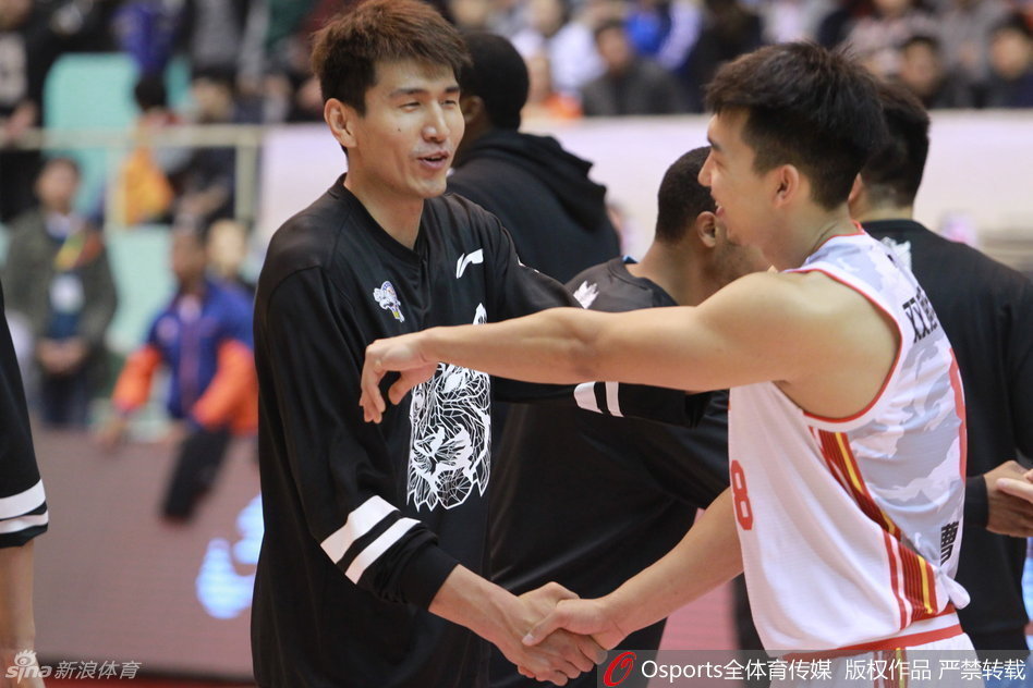 昔日八一头号得分手王磊身披新疆战袍，与曾经并肩作战的八一老队友在场中央亲切握手致意，笑容里满是对过往岁月的怀念与对彼此的尊重。