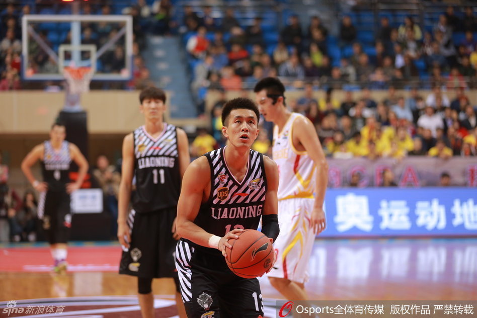 比赛开始前，郭艾伦神情专注地进行投篮热身，每一个动作都透着必胜的决心。