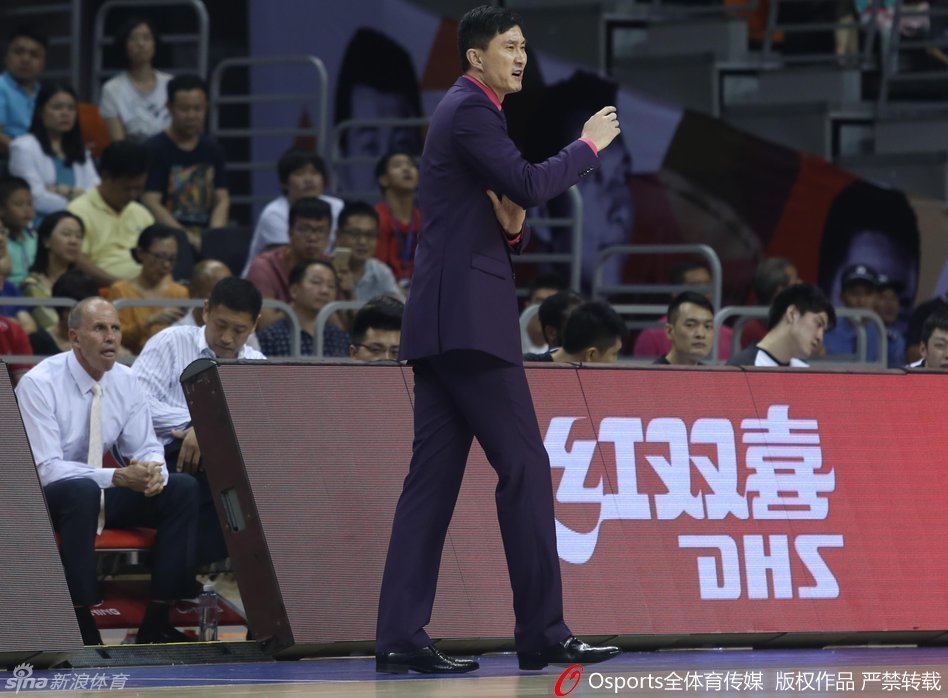 杜锋指导场边运筹帷幄，眼神坚毅地布置战术，每一次手势都在指引着球队的攻防方向。