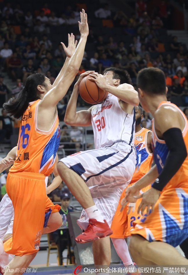 任骏飞内线强硬背打，用力量顶开防守后巧妙勾手，展现了“二飞”在禁区的细腻技术与自信。