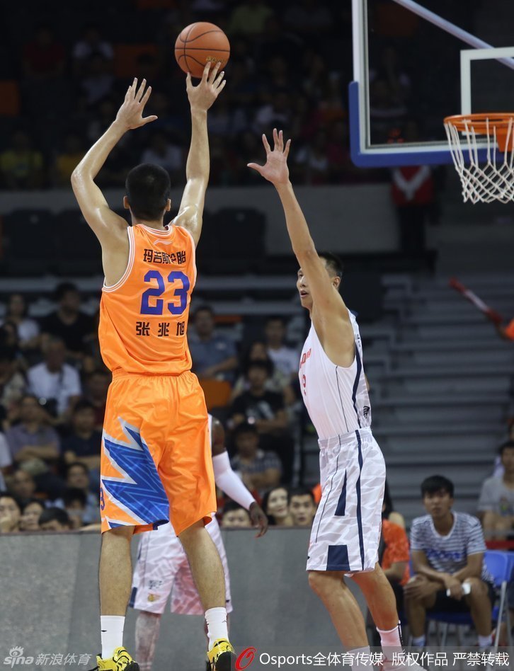 易建联招牌式的柔和勾手，在对抗中依然保持完美手型，篮球稳稳空心入网。