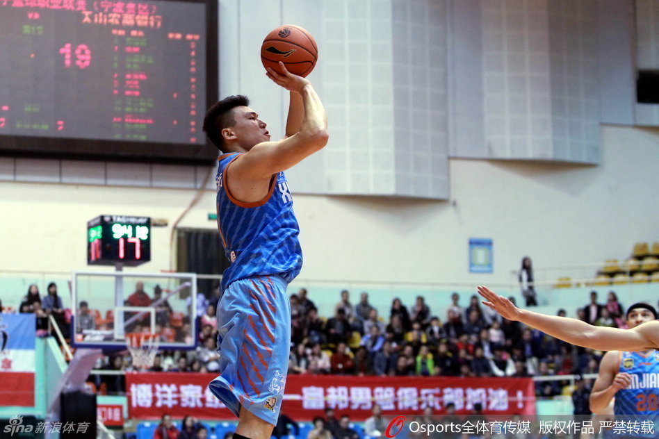 八一队内线核心邹雨宸在禁区高高跃起，如同筑起一道空中长城，顽强地干扰了对方外援布莱切的投篮，展现了年轻一代铁军的强硬姿态。