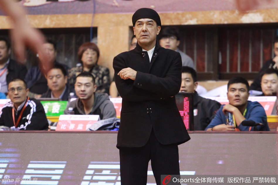 八一队老将刘炜利用经验突破重围，在对抗中顽强地将球抛向篮筐，篮球擦板入网，这一刻他仿佛在用行动诠释着何为永不言弃的篮球精神。