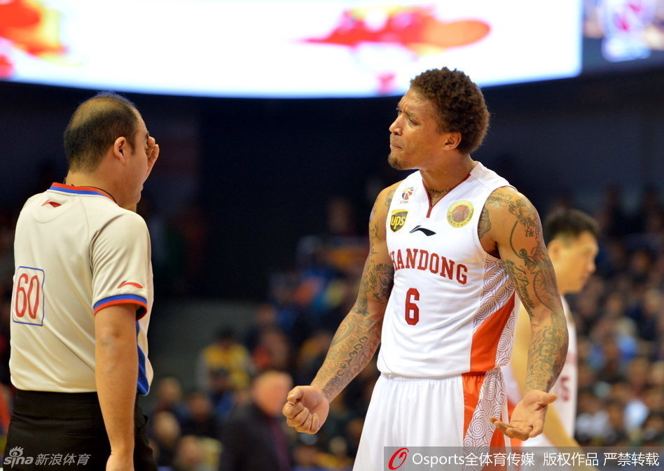 青岛队哈里斯腾空而起完成单手空接,皮球犹如被磁石吸引稳稳入樽,整个动作如行云流水一气呵成