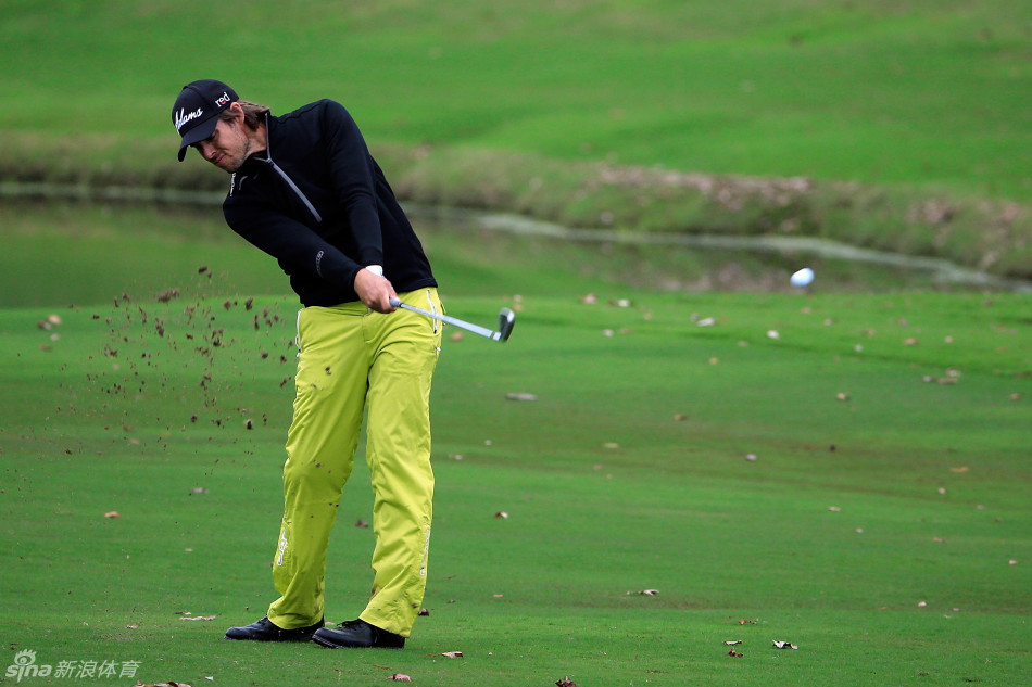 力量与专注：一位留着浓密络腮胡的球员，神似NBA球星哈登，正全力完成一记铁杆挥杆，身体扭转充满张力，目光死死锁定在空中飞行的小白球上。