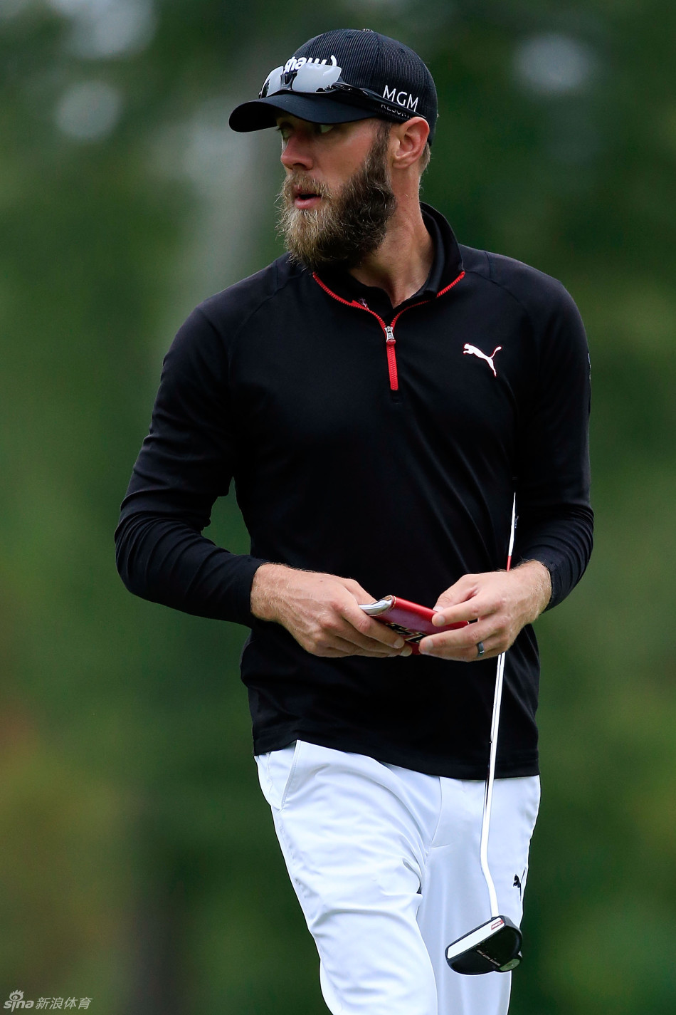 精准控制：球员在进攻果岭的一杆中，完成了一次干净利落的挖起杆击球，杆头划过草皮，溅起一片碎草，小球带着强烈的倒旋飞向旗杆。