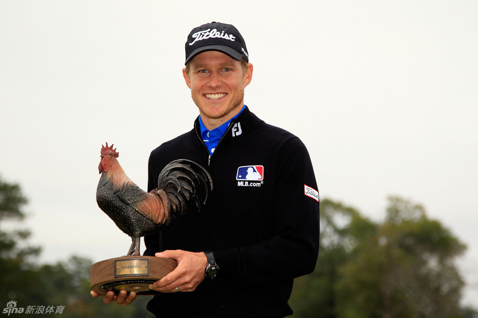 历史性突破：一位球员在赢得个人美巡赛首胜后，激动地振臂高呼，周围是欢呼的观众，这一刻凝固了他职业生涯的转折点。