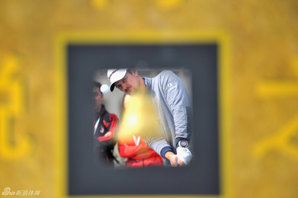 瑞典名将亨里克·斯滕森全神贯注，优雅挥杆，小白球直飞铜钱目标。