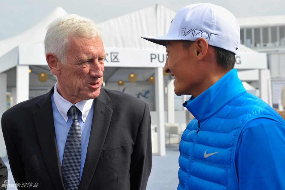 中国高尔夫球星吴阿顺在开球仪式上展现招牌挥杆，神情专注而沉稳。