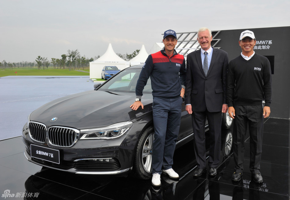 宝马中国高级副总裁萨睿昂与四位球星在发布会后亲切合影，笑容洋溢。