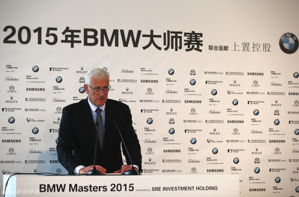 中国新星李昊桐在开球仪式上仔细观察铜钱目标，准备挑战击打铃铛。