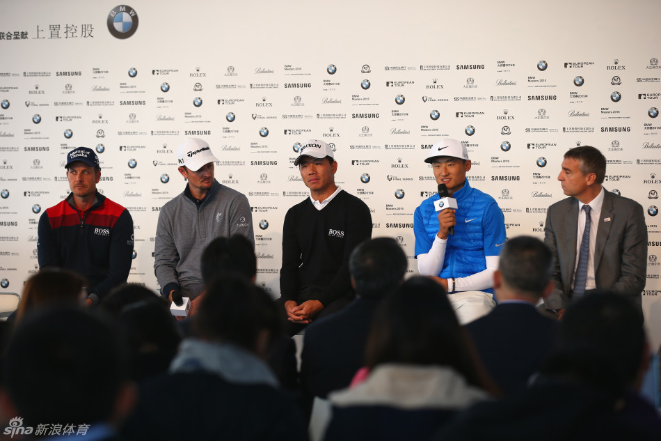 开球仪式现场，特制的大型中国古钱币与铃铛目标静候球星们的精准一击。