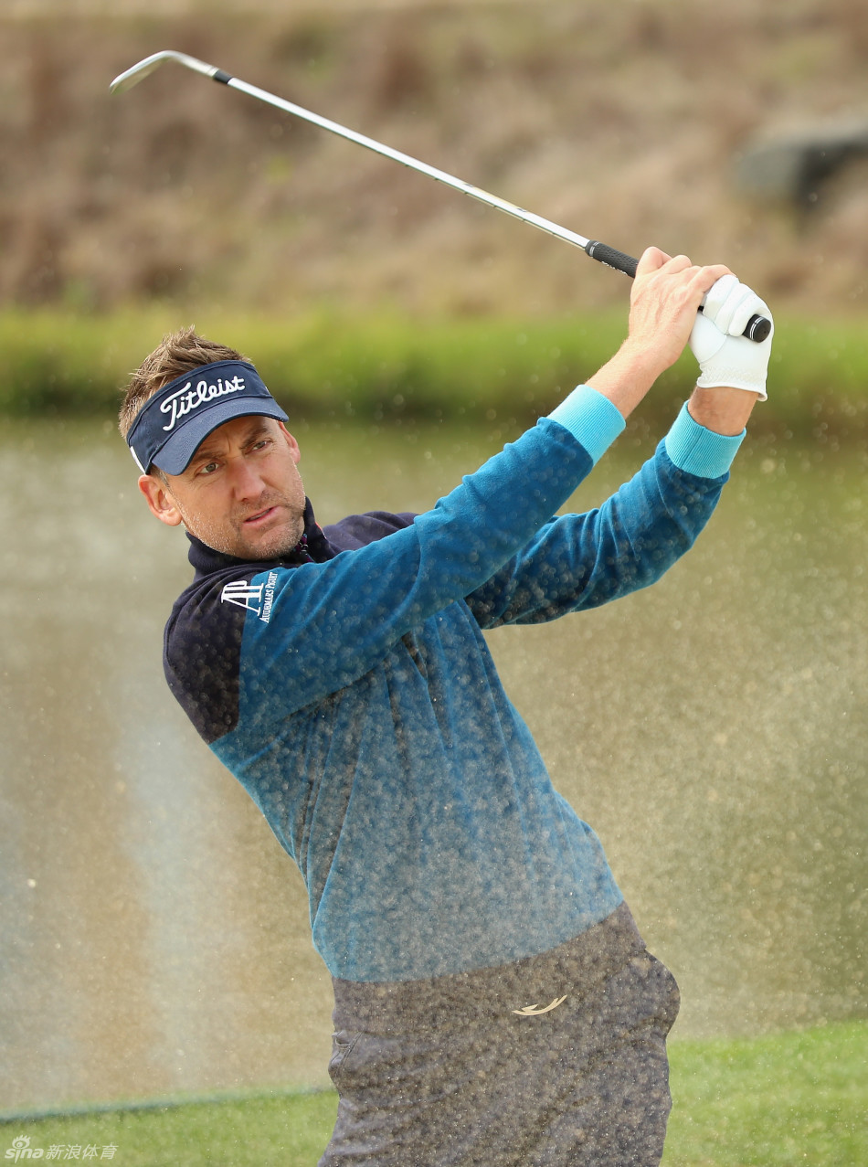 伊恩·保尔特完成一次流畅的挥杆，姿势标准而有力，展现出职业球员的完美技巧。