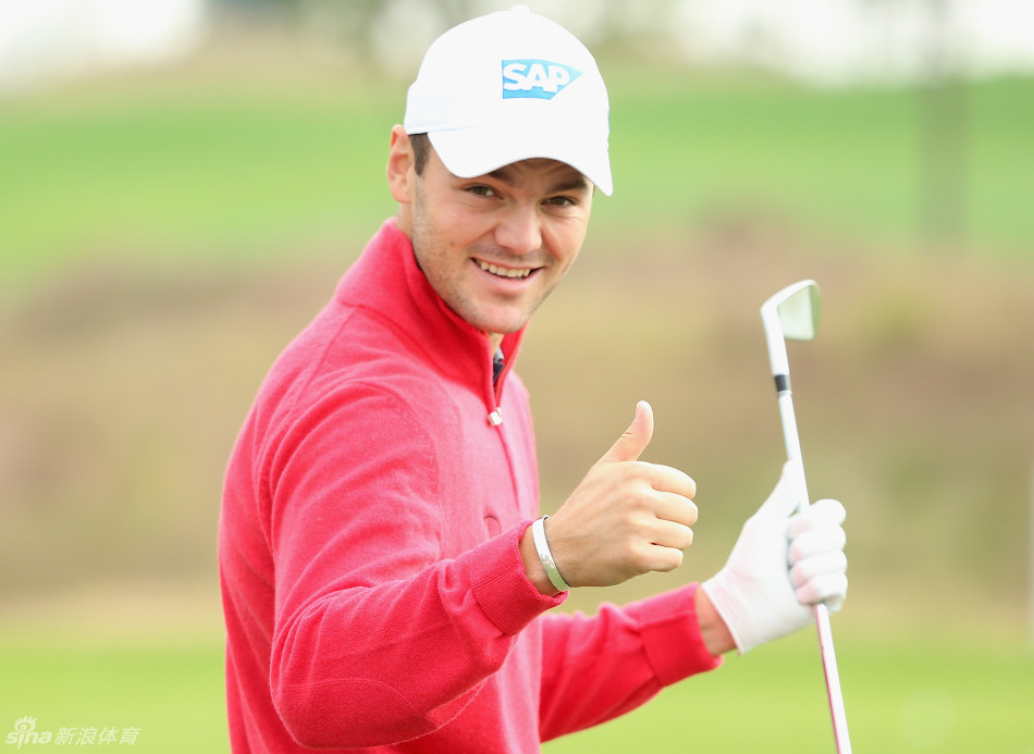 马丁·凯梅尔在练习场或赛场上挥杆的刹那，动作干净利落，目光锐利地追随着飞出的小球。