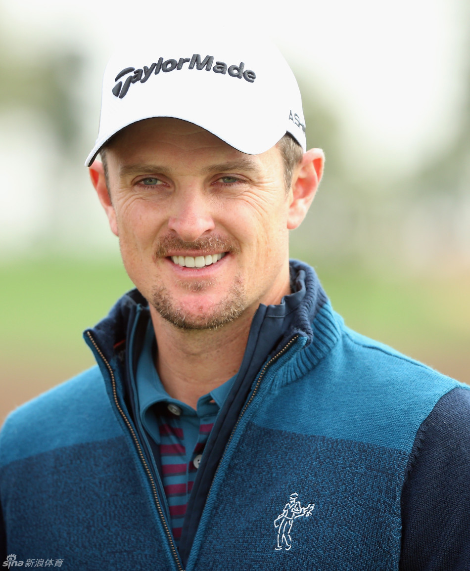 贾斯汀·罗斯在成功推入一记关键推杆后，脸上洋溢着放松而满意的微笑，尽显冠军风范。