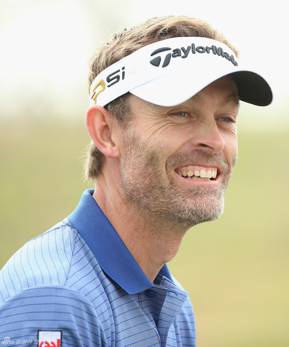 伊恩·保尔特以一袭亮眼球衣站在赛场，姿态从容潇洒，展现出他标志性的个人风格与赛场时尚。