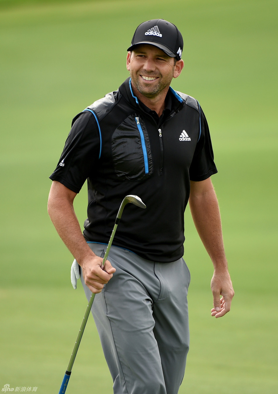 塞吉奥·加西亚在开球台上全神贯注，身体优雅扭转，正将小球奋力击向球道远方。