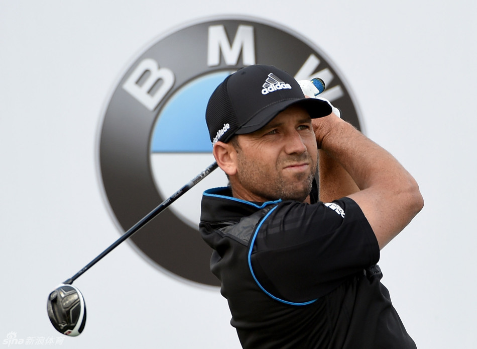 丹尼·威利特与他的球童在球道上并肩而行，两人似乎正在专注地讨论下一杆的策略，展现团队合作。