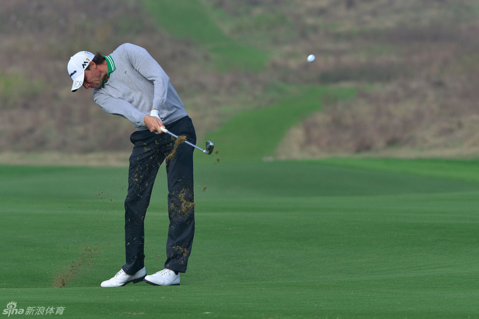 高尔夫球手帽子上系的黑色丝带特写，丝带在风中微微拂动，简洁的黑色与明亮的赛场色彩形成对比，象征着此刻全球体育界共同承载的一份沉重哀思。