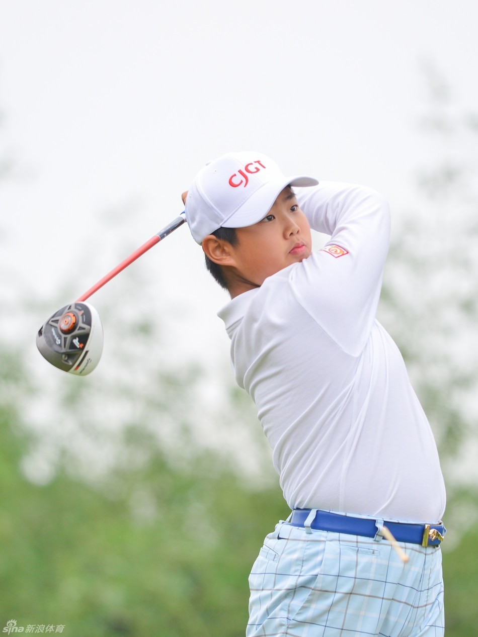 小球员在沙坑中沉着救球，沙砾飞扬间展现扎实的基本功与冷静心态