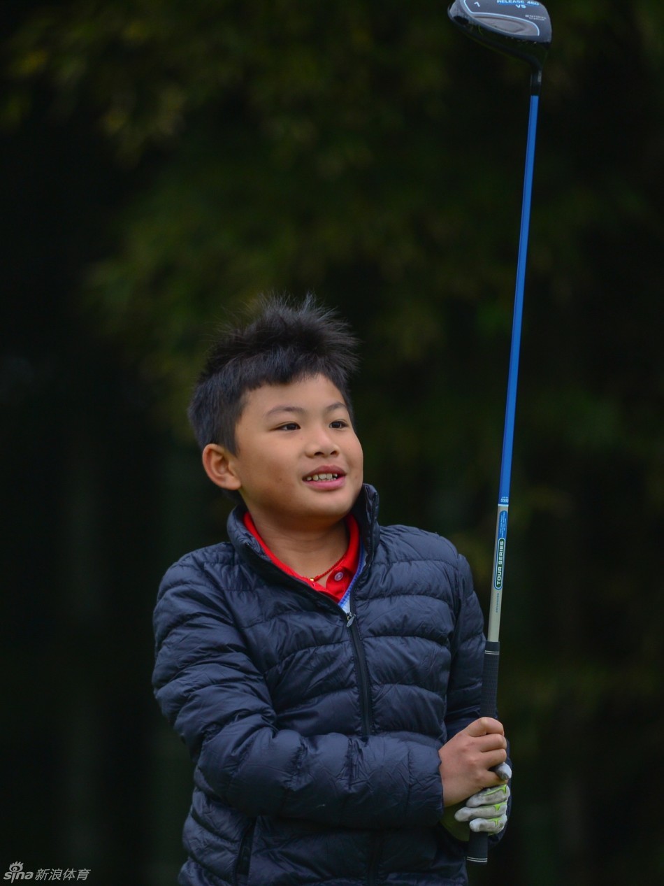 天津滨海森林梦之队的石惠盈优雅挥杆，动作流畅而充满力量