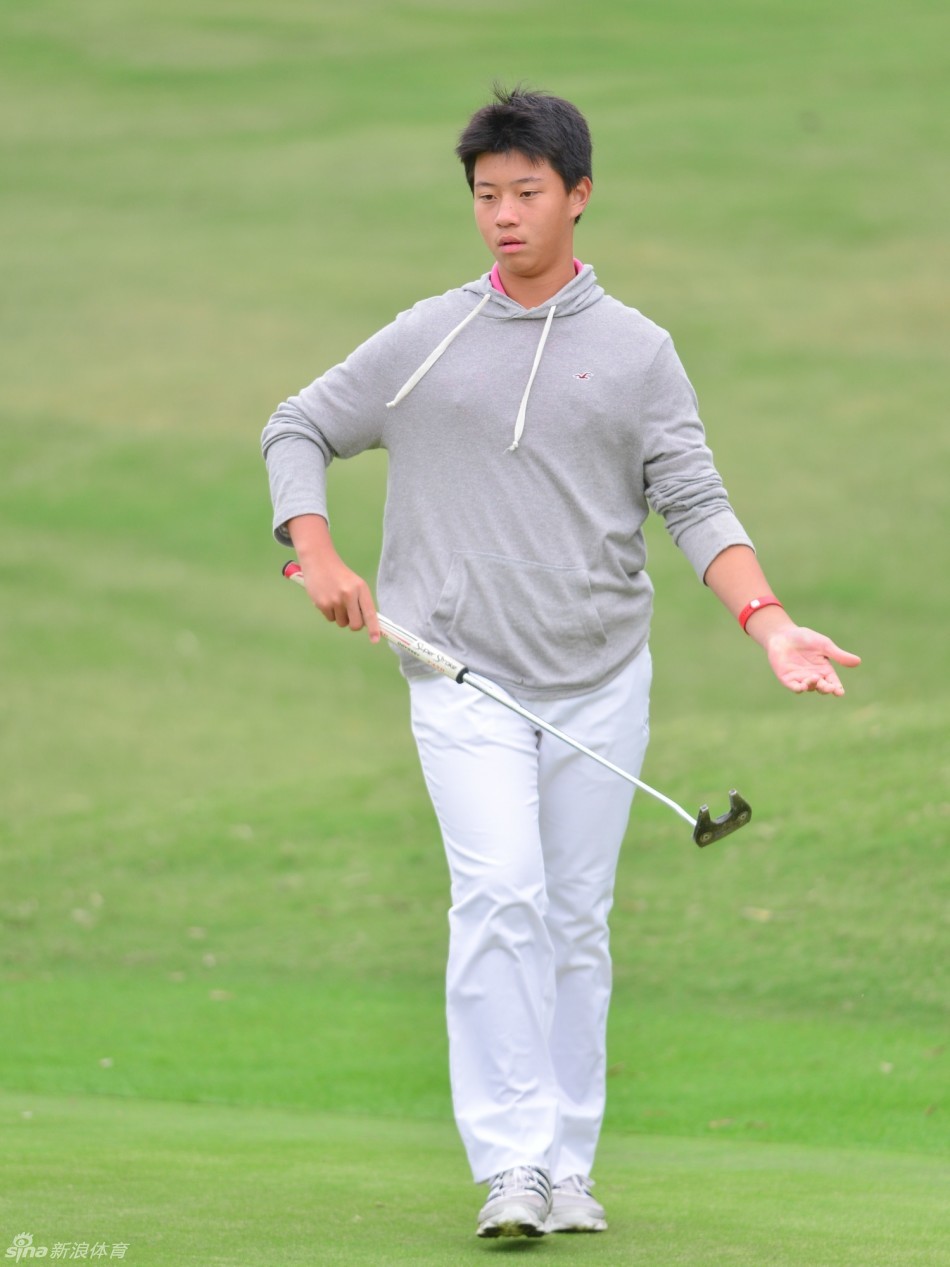 小球应声入洞，少年脸上绽放出灿烂笑容，收获努力后的喜悦