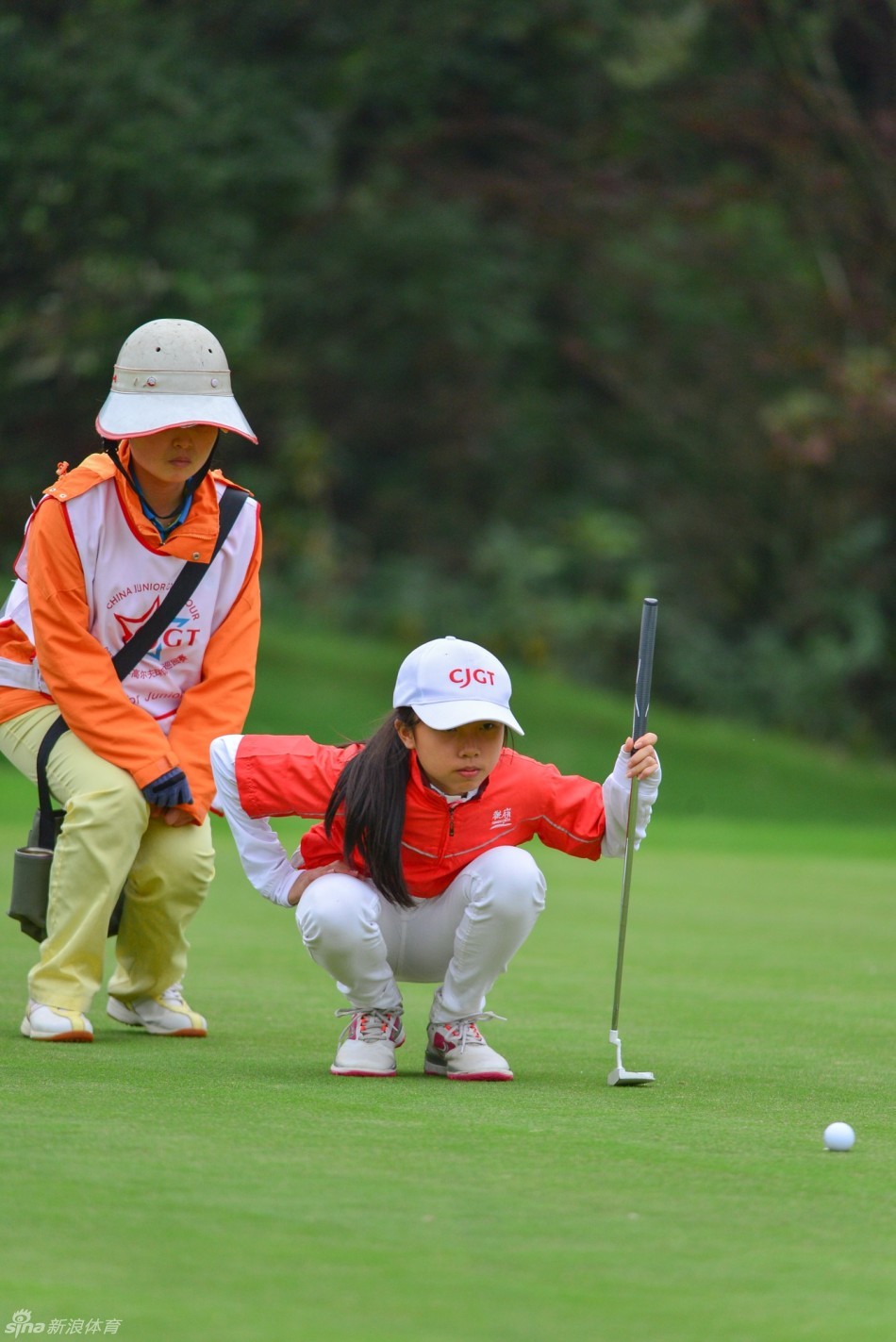 CJGT总决赛赛场全景，选手们在如画的庐山风景中专注比赛