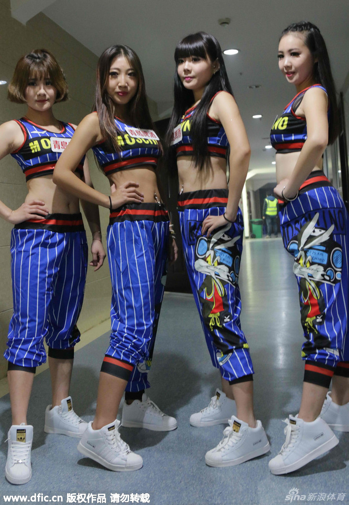 一位拉拉队员侧身特写，手臂伸展，嘴角上扬，展现出自信柔美的一面。