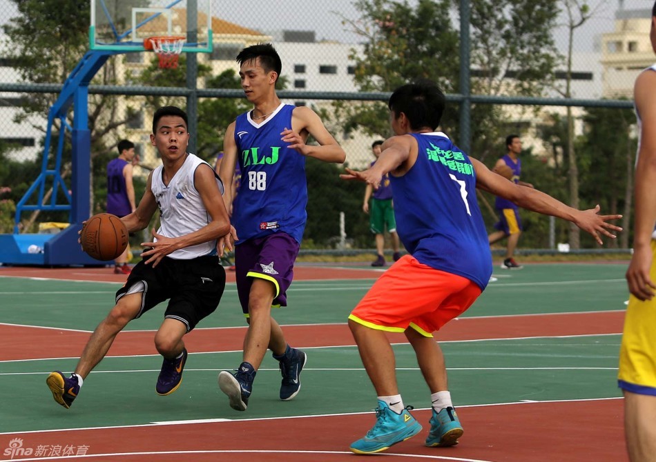 创宏五金的队员们紧紧靠在一起，在赛场边留下了一张充满凝聚力的合影，坚毅的眼神中透露出对篮球纯粹的热爱与执着。