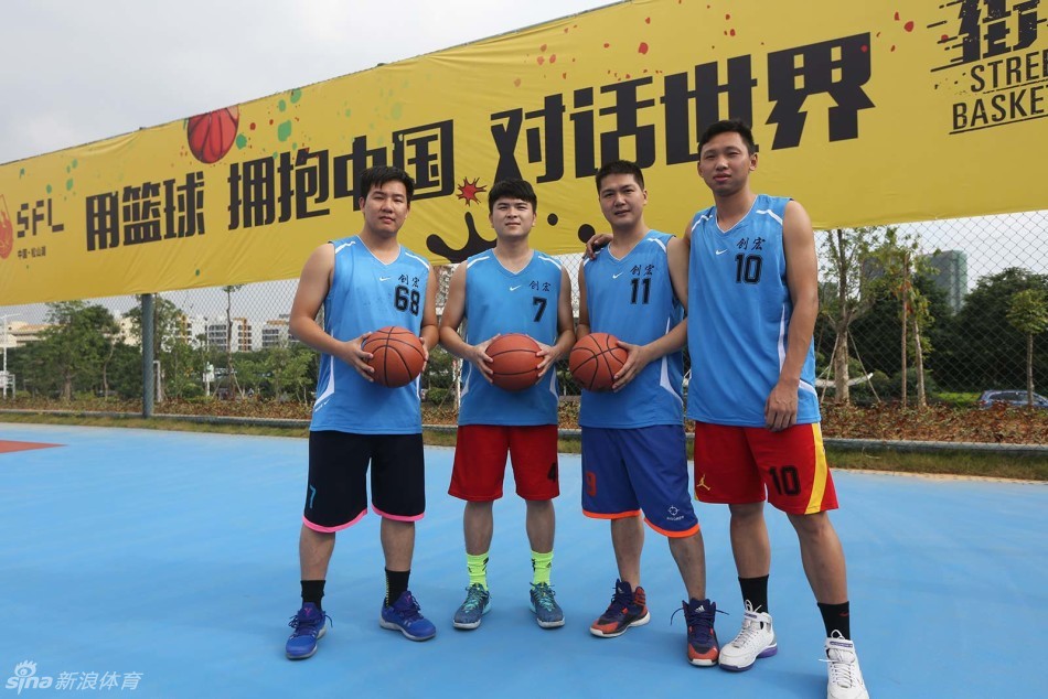 单手队的队员们摆出个性十足的造型，在篮下合影，他们不仅在比赛中证明了自己，更用独特的街头风格诠释了篮球的另一种玩法。