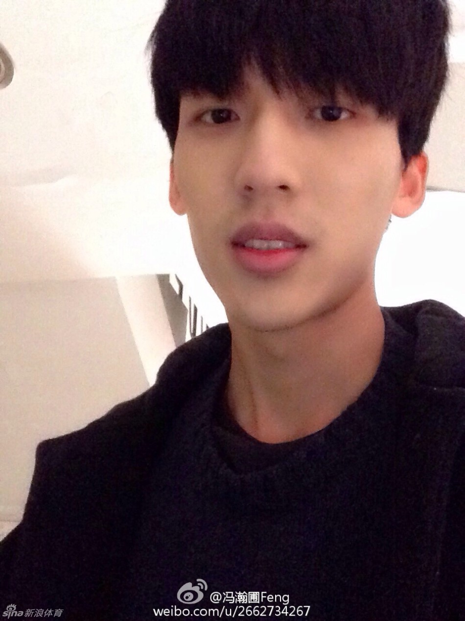 训练间隙的冯瀚圃，汗水打湿了额前的碎发，他目光深邃地望着远方，帅气爆棚的同时又透着一股不服输的坚毅。