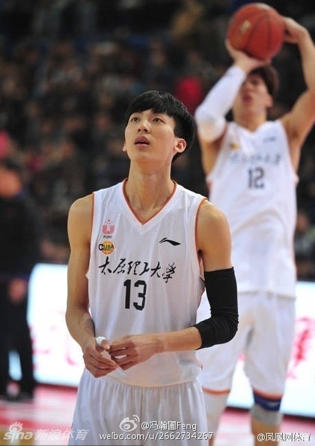 脱下运动装备换上私服的冯瀚圃，在街边随意一拍都像时尚画报，干净的气质让他无论穿什么都显得格外清新。