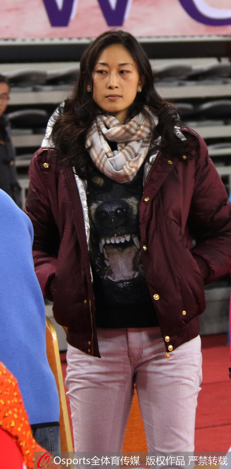 八一队助理教练隋菲菲在场边凝神指挥，眼神中透露出对场上局势的精准阅读与对年轻队员的殷切期待。