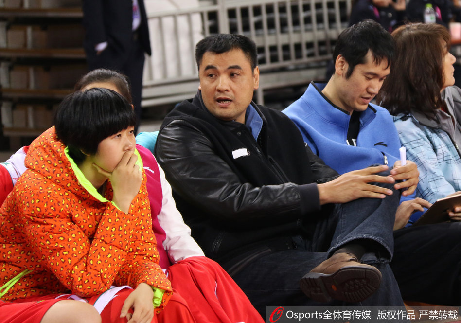 场边一角，隋菲菲与纪敏尚神情专注地交流着，两大篮坛名宿的同框，仿佛在为中国女篮的未来描绘蓝图。