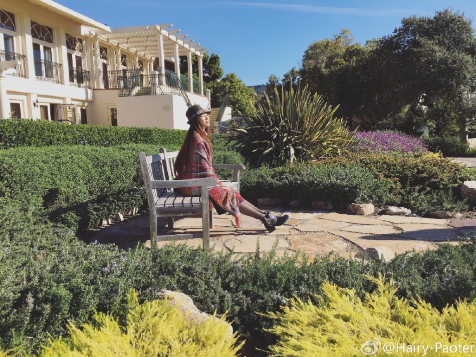 李跑回眸瞬间被抓拍，飘逸的发丝与自信的眼神充满故事感，完美诠释了现代女性的独立与柔美。