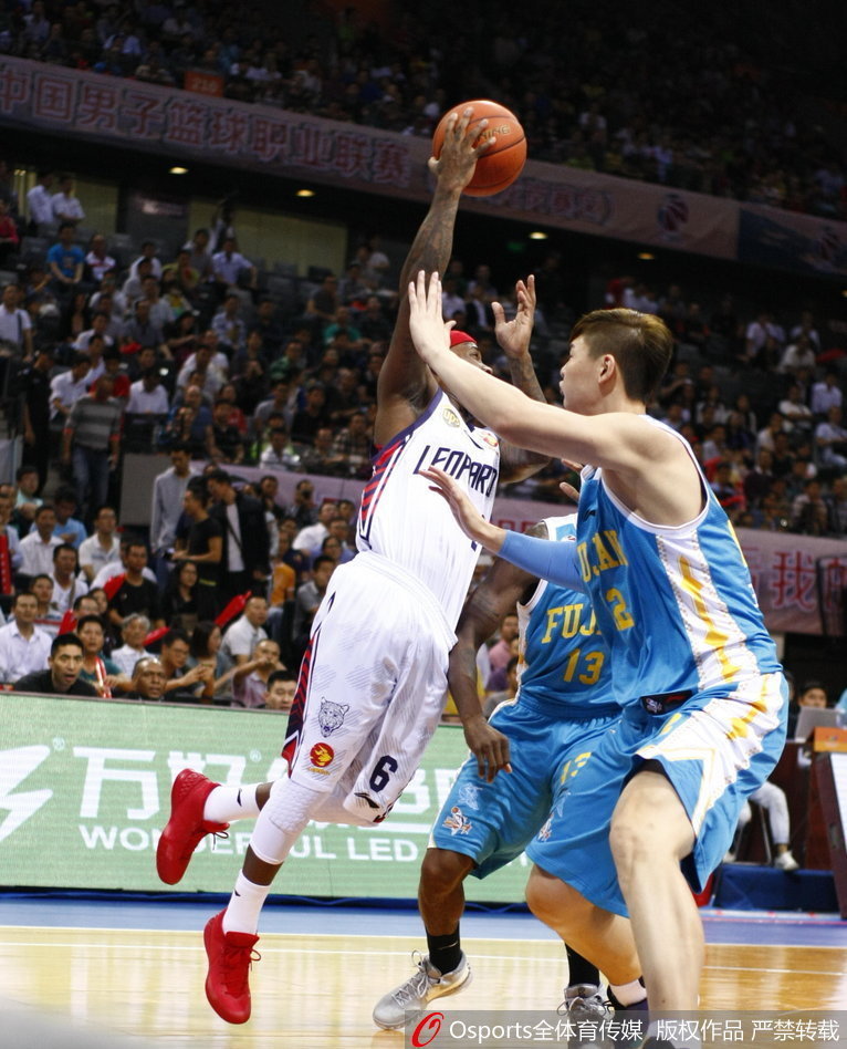 深圳队外援布朗如同利刃般冲破福建防线，闪电突破瞬间引爆全场惊呼